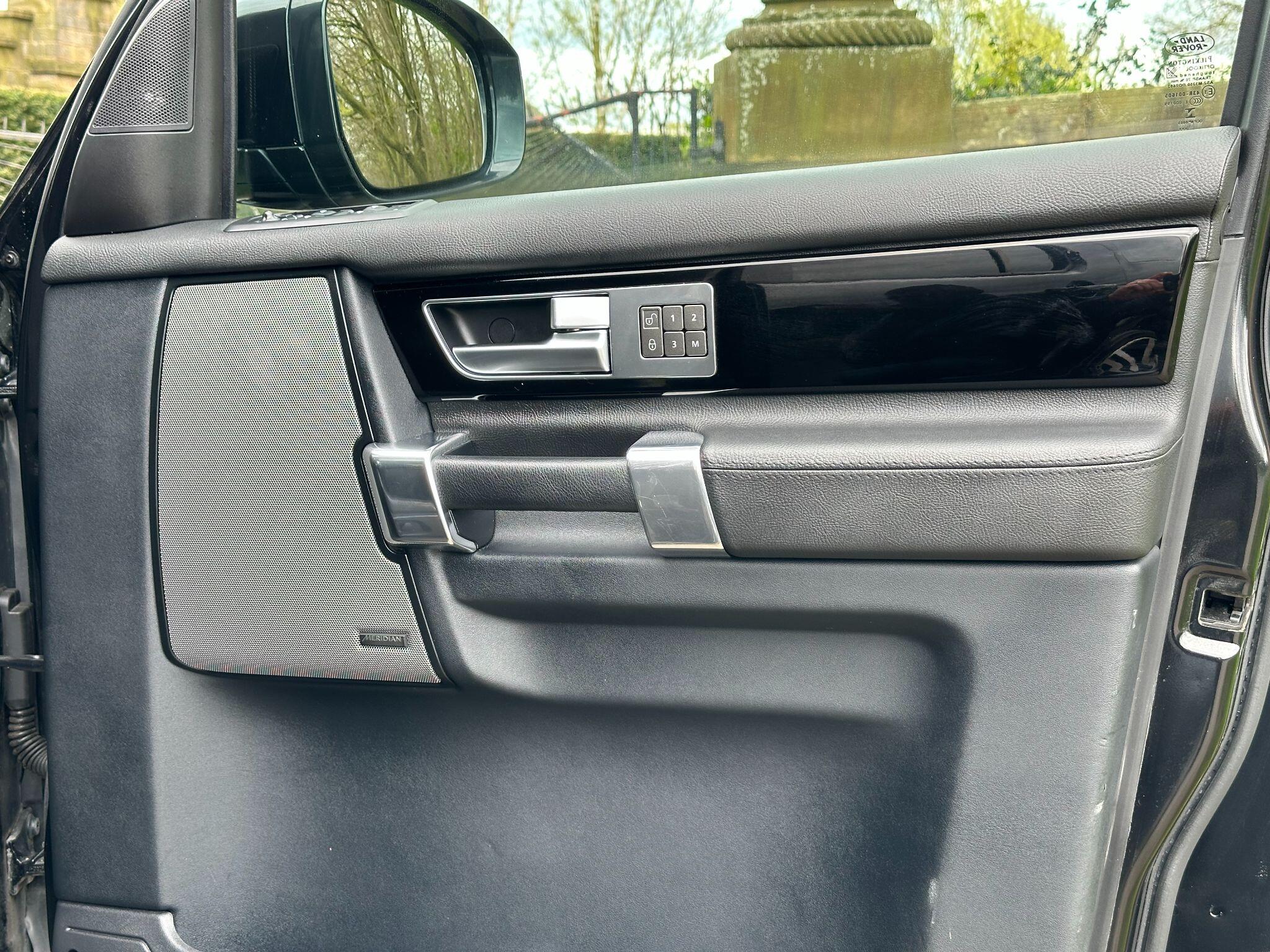 Land Rover Discovery view 30