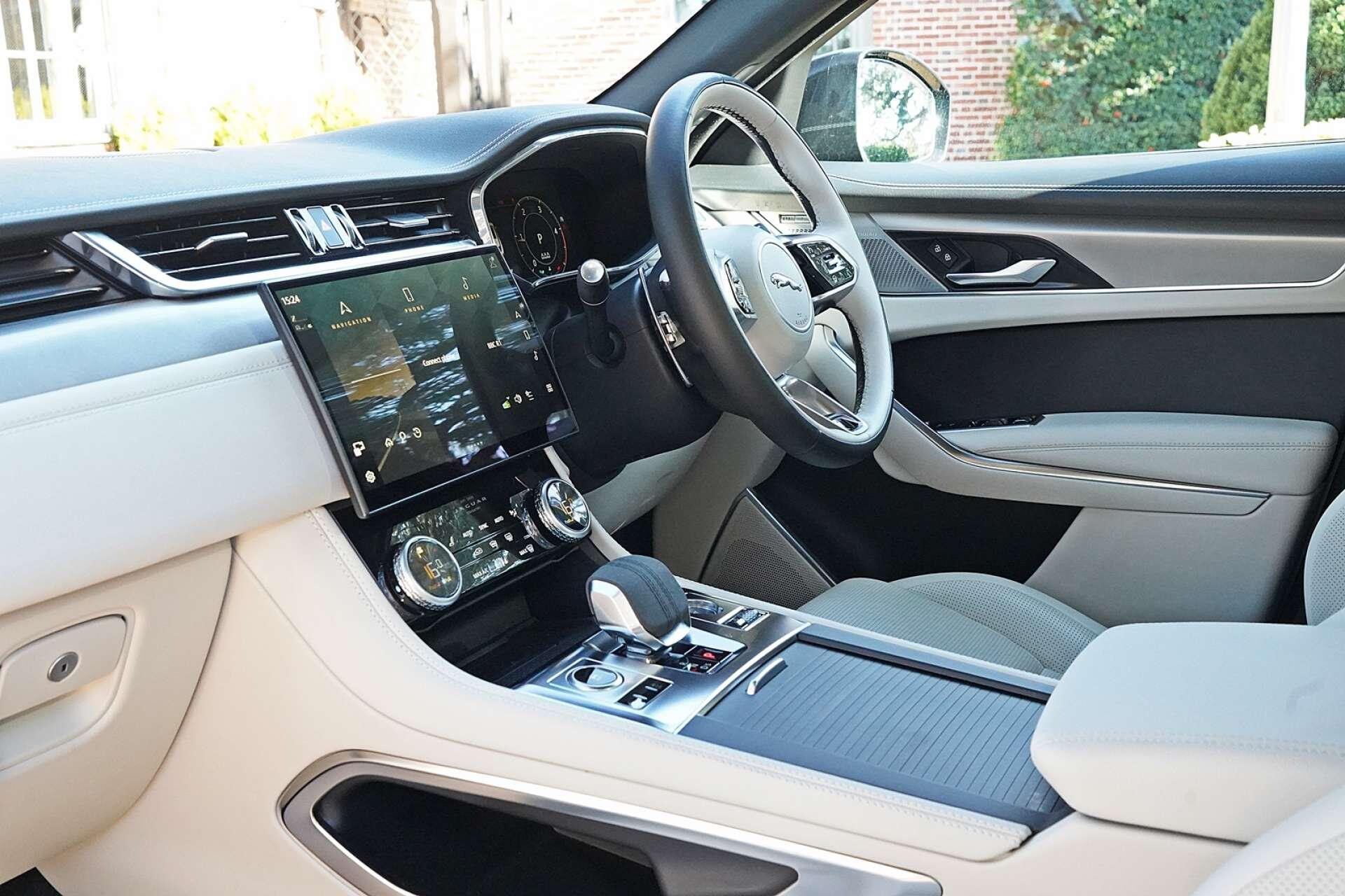 Jaguar F-Pace view 17