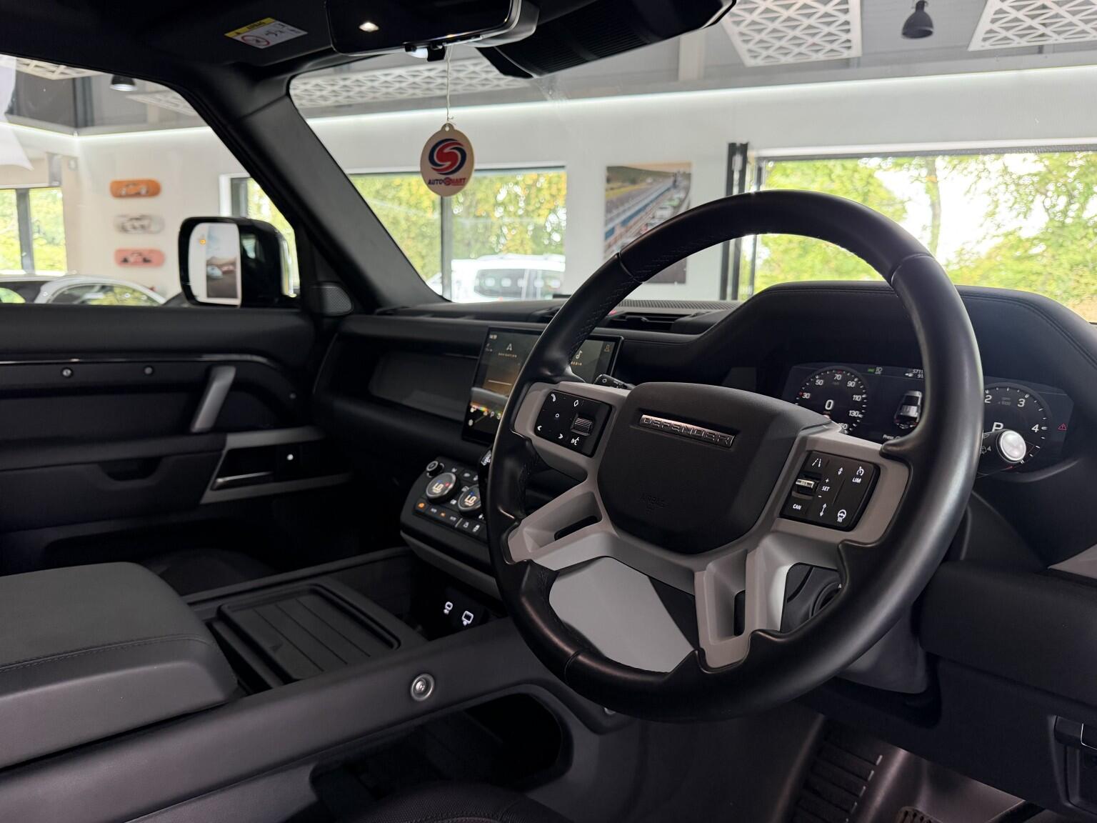 Land Rover Defender 110 view 40