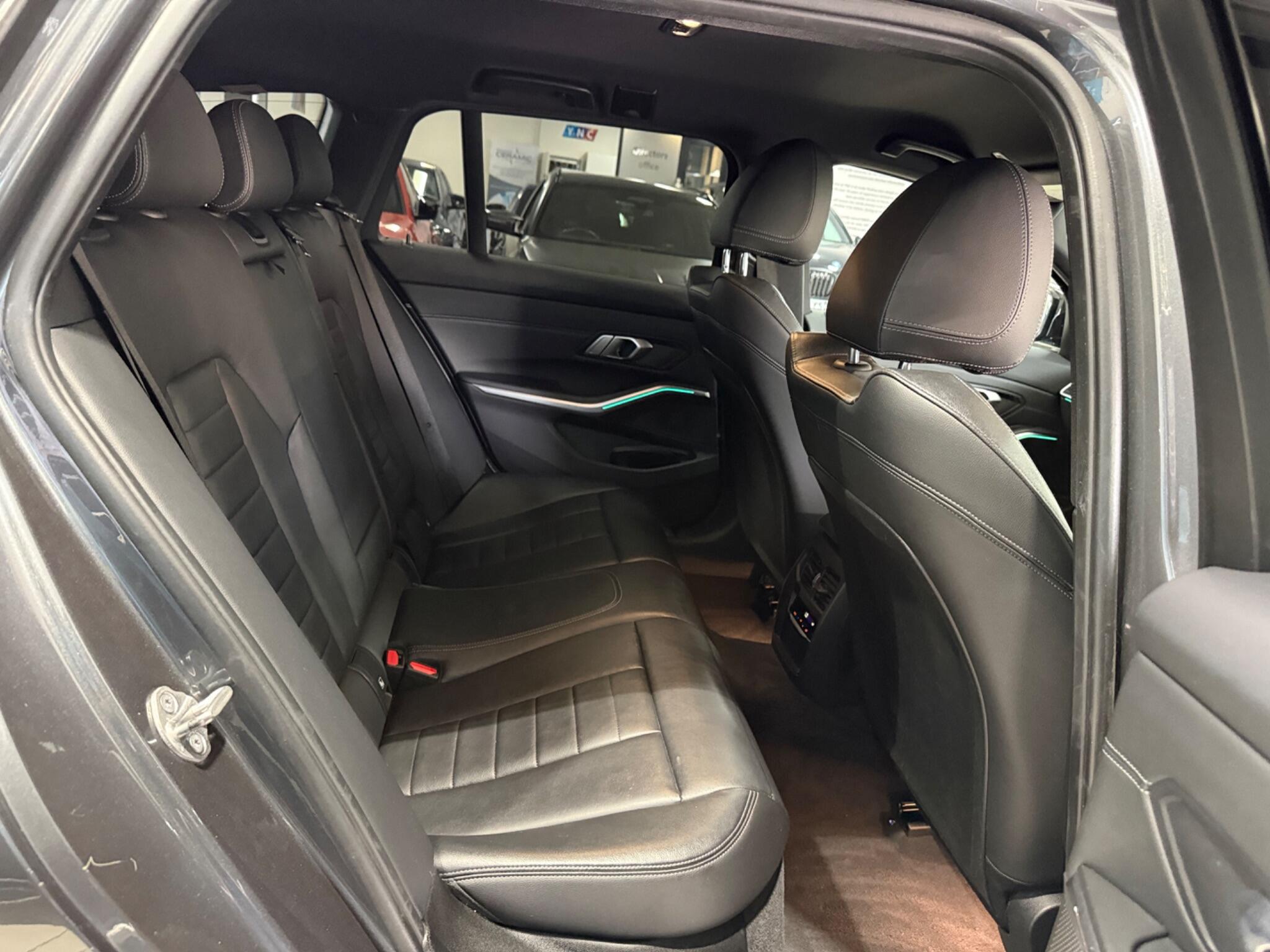 BMW 3 Series view 28