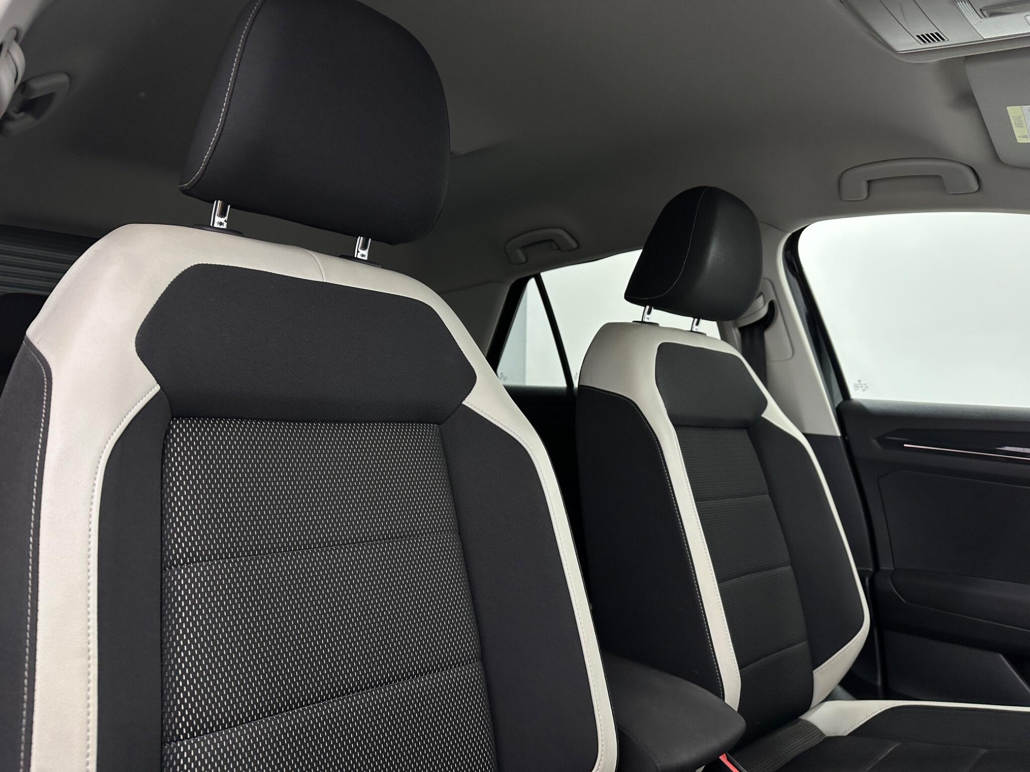 Volkswagen T-Roc view 32