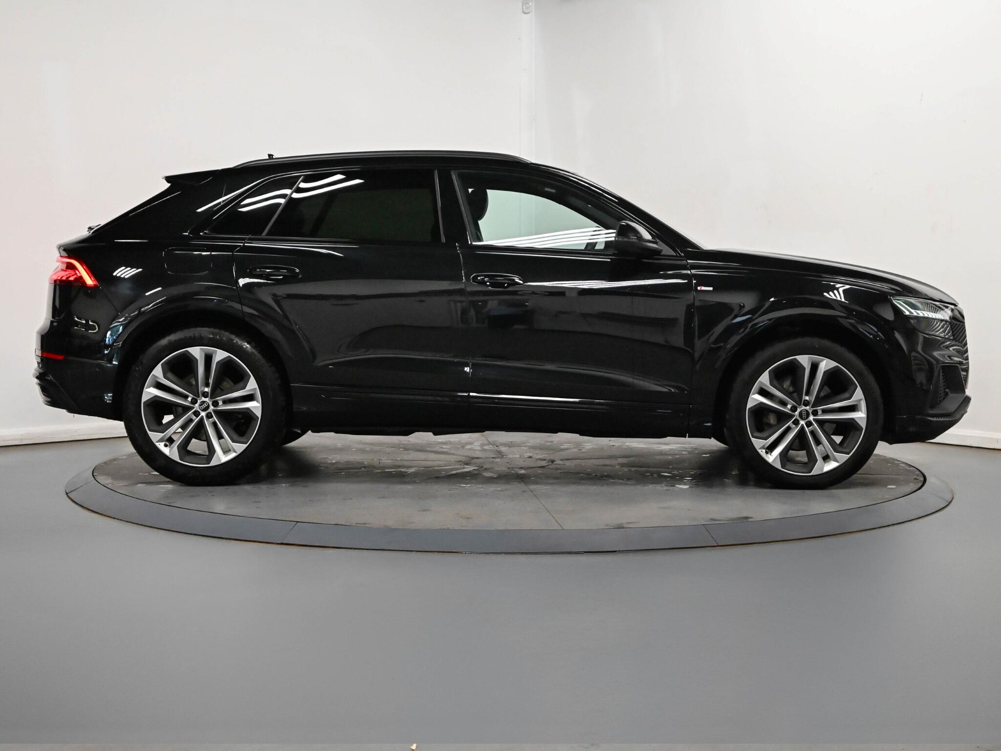 Audi Q8 view 40