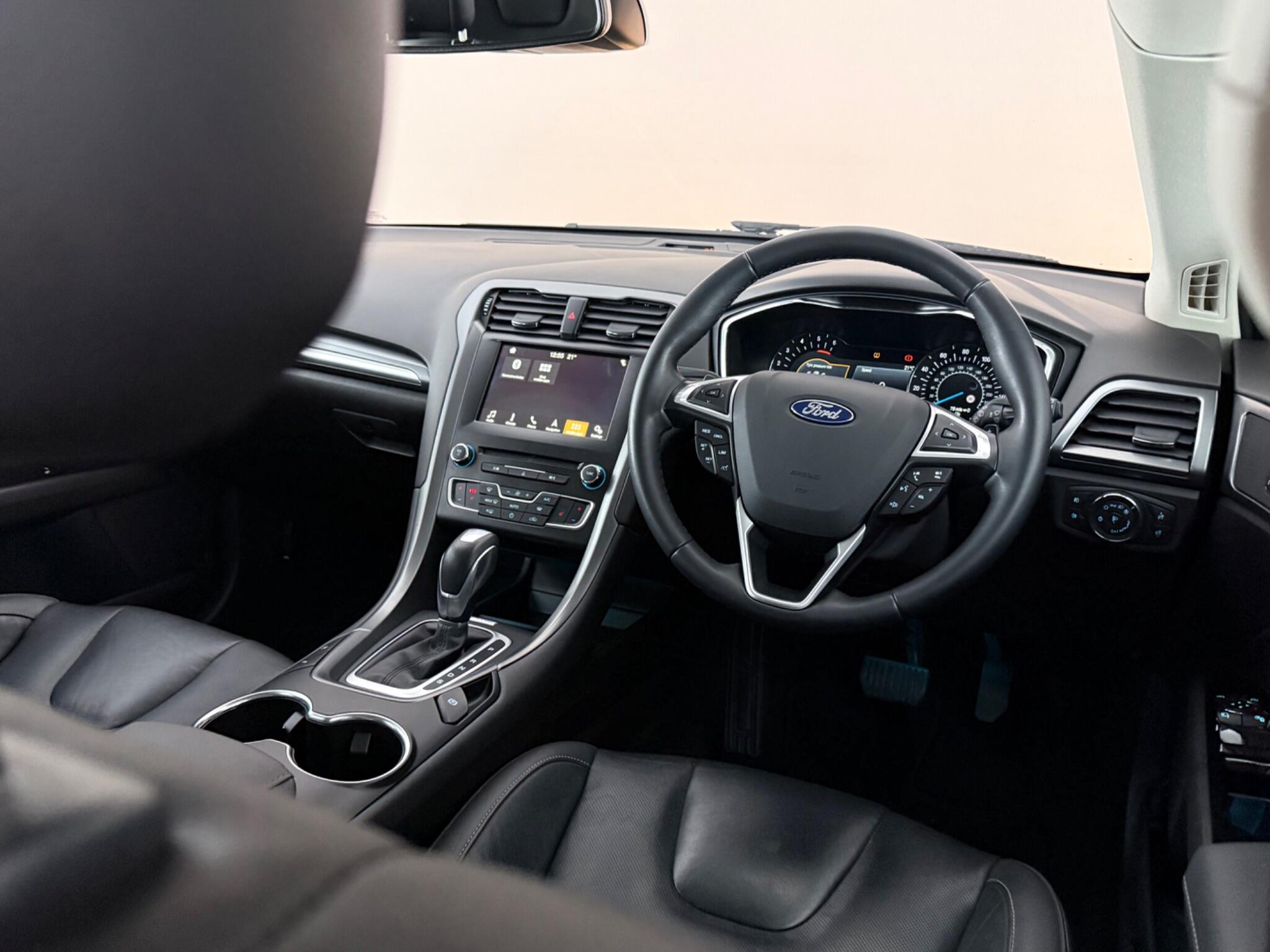 Ford Mondeo view 13