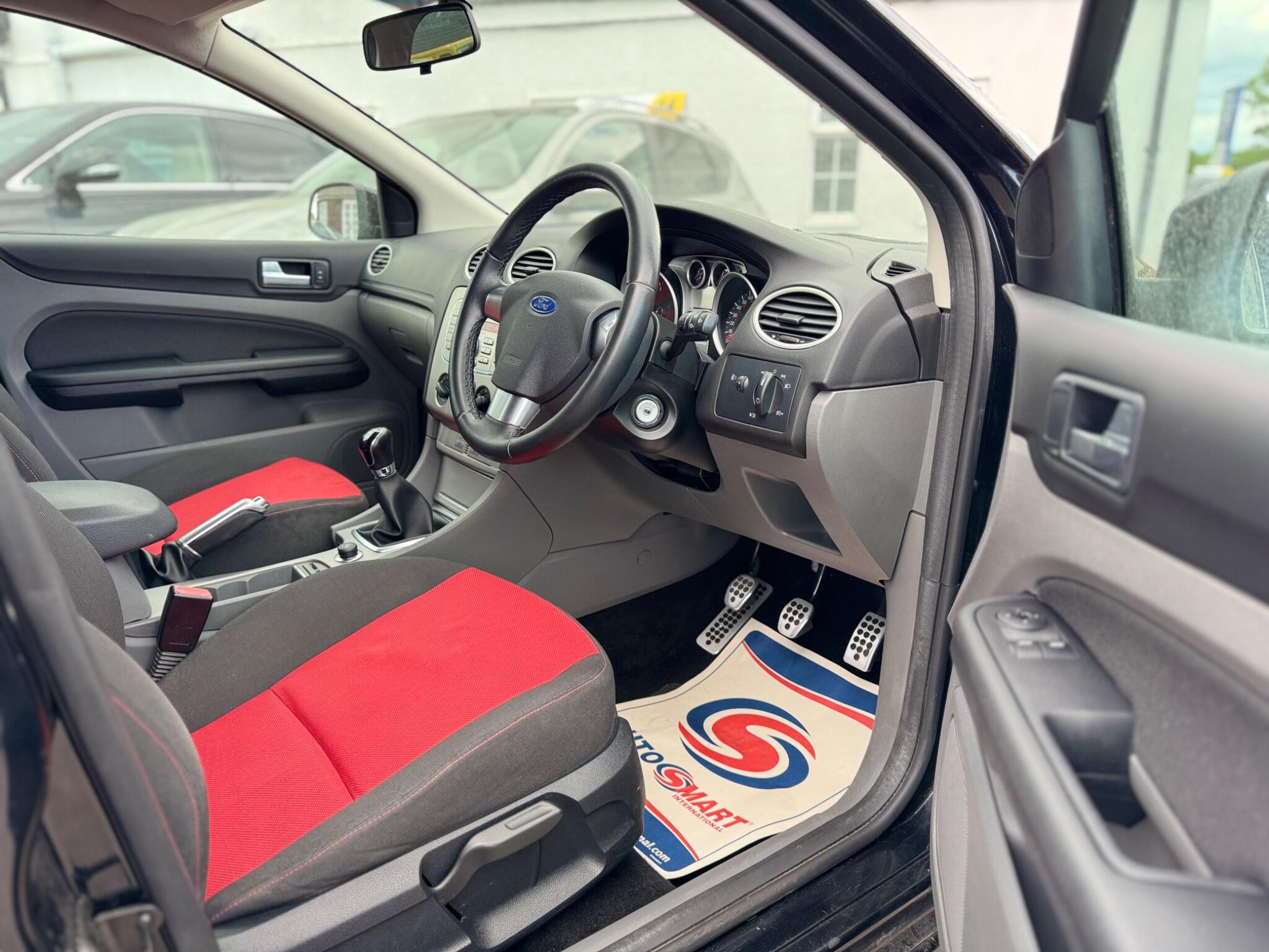 Ford Focus view 12