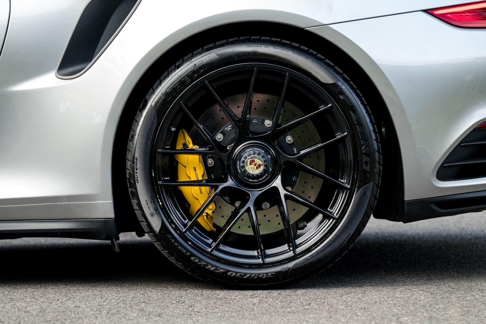 Porsche 911 view 34