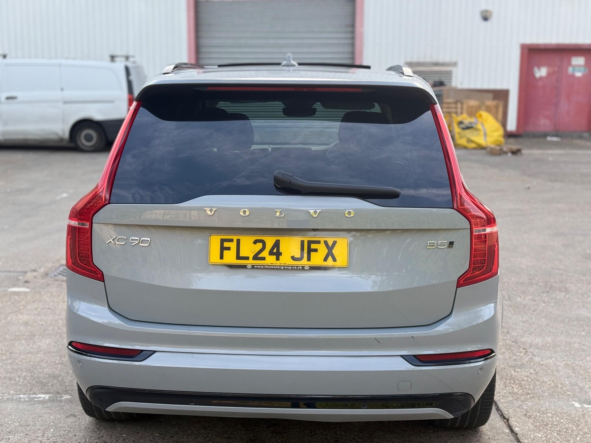 Volvo XC90 view 8