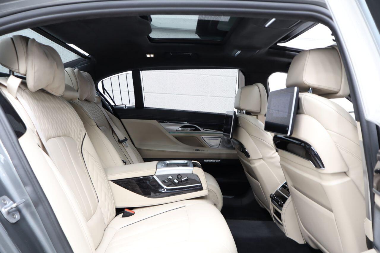BMW 7 Series view 35