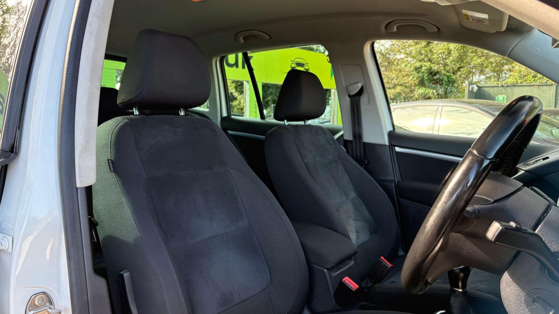 Volkswagen Tiguan view 2