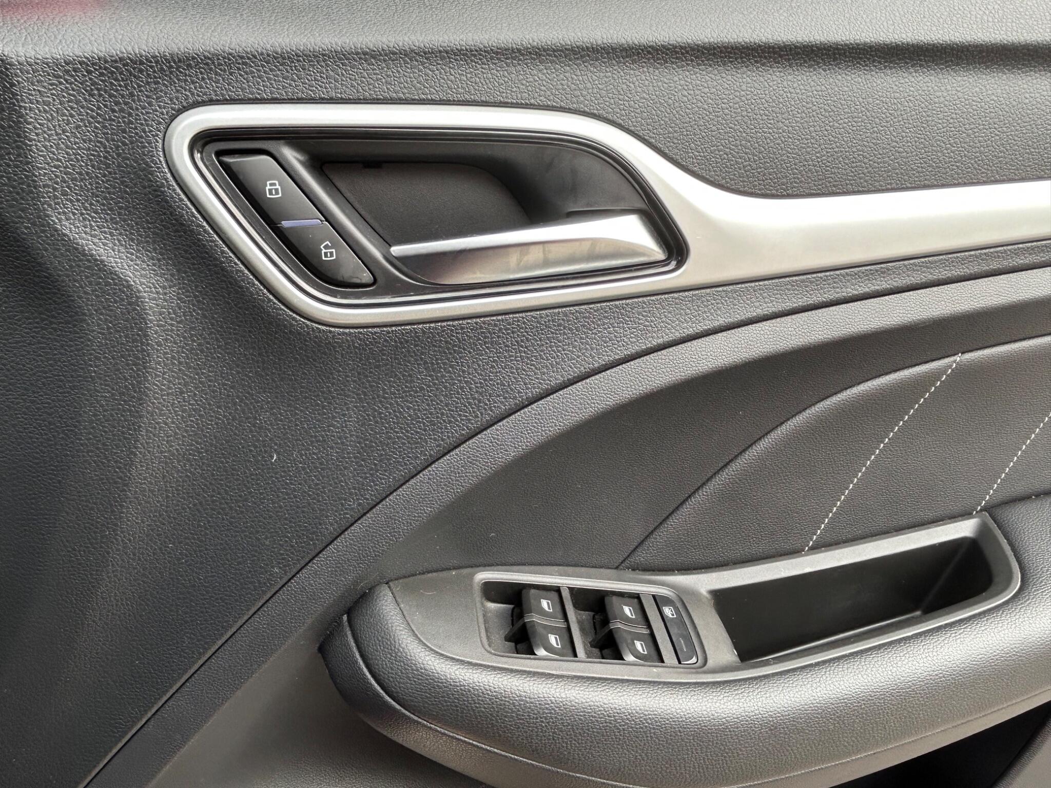 MG ZS view 37