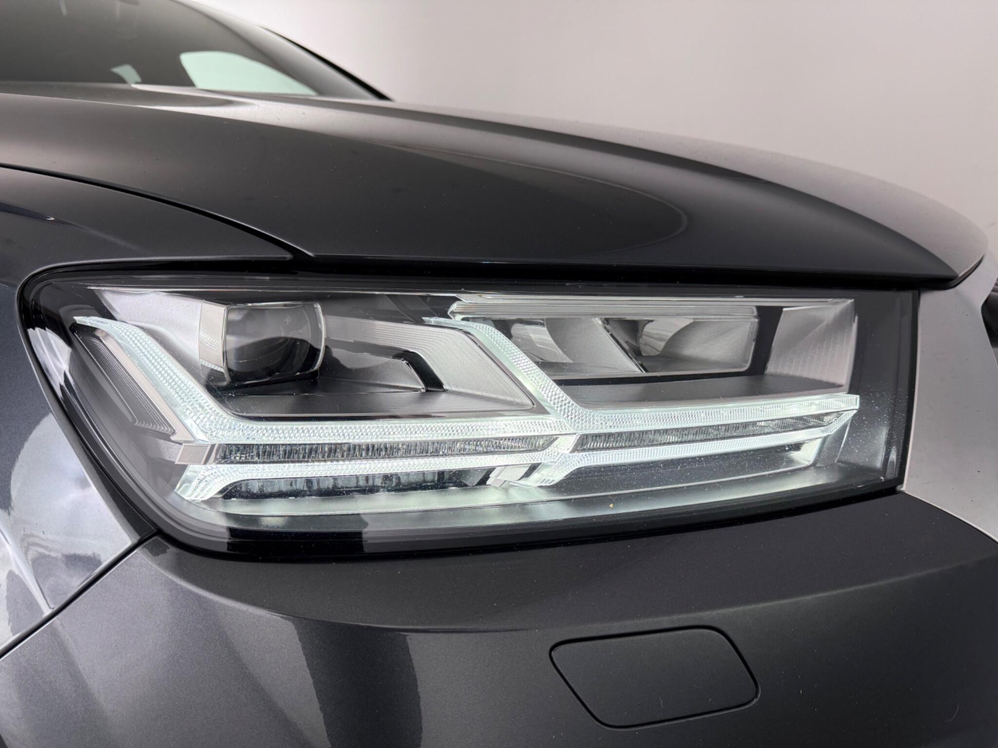 Audi Q7 view 9