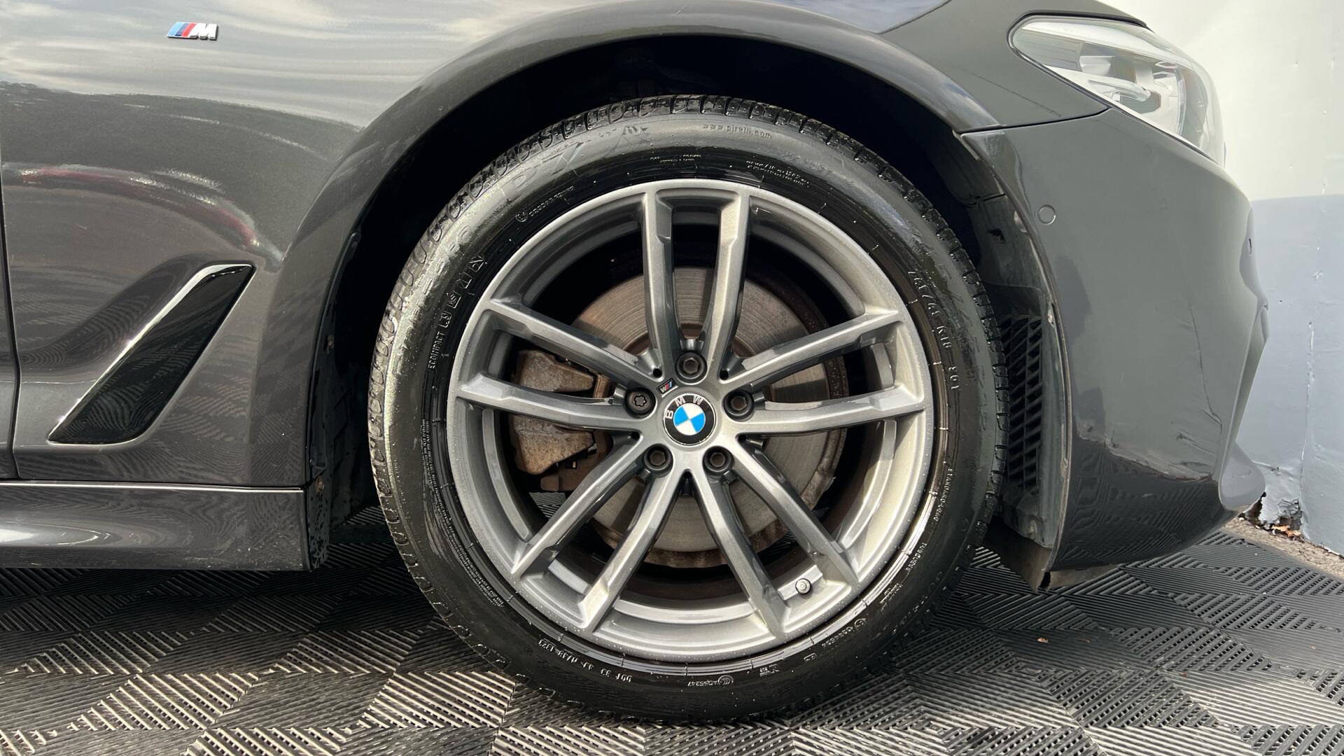 BMW 5 Series view 14