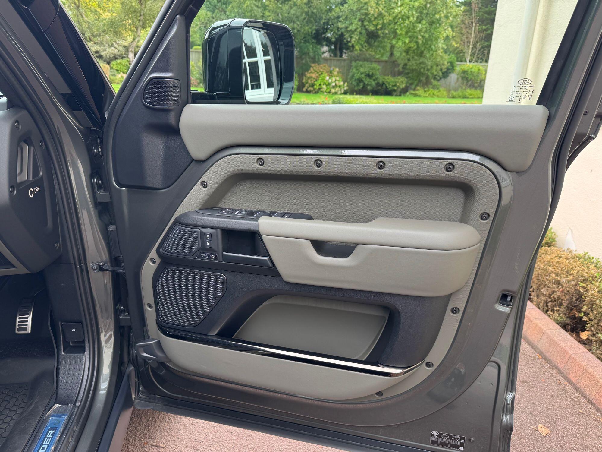 Land Rover Defender 110 view 30