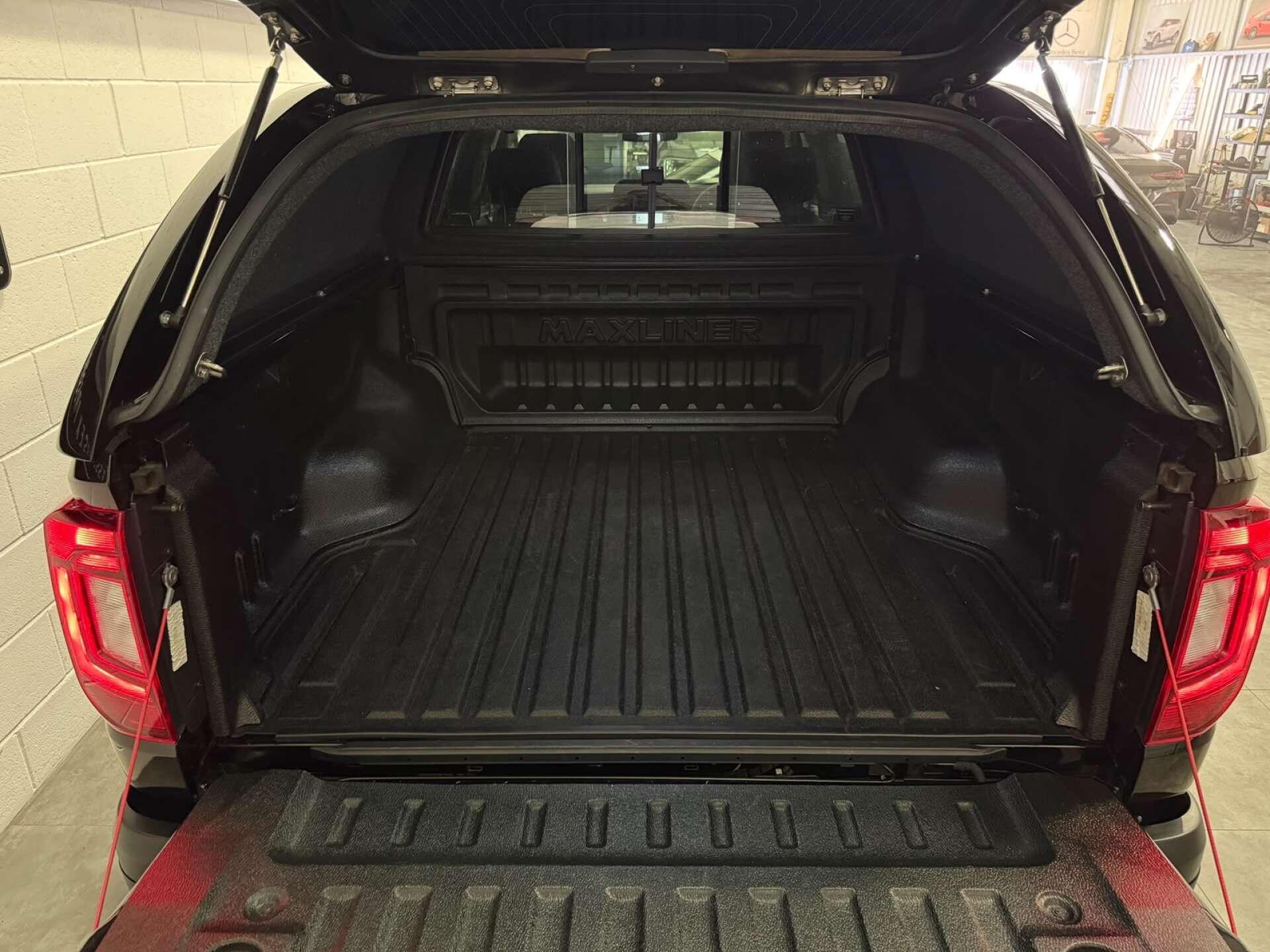 Volkswagen Amarok view 26