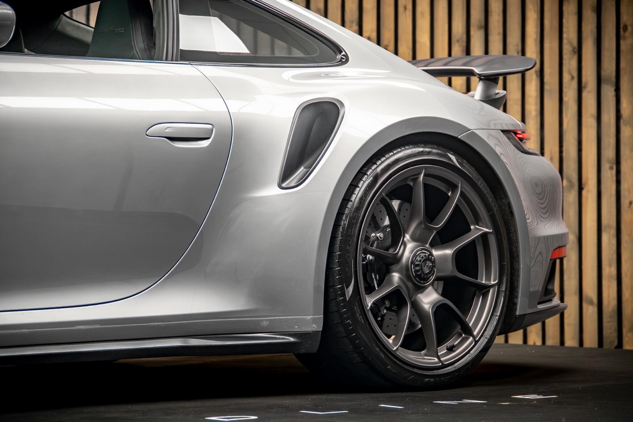 Porsche 911 view 16