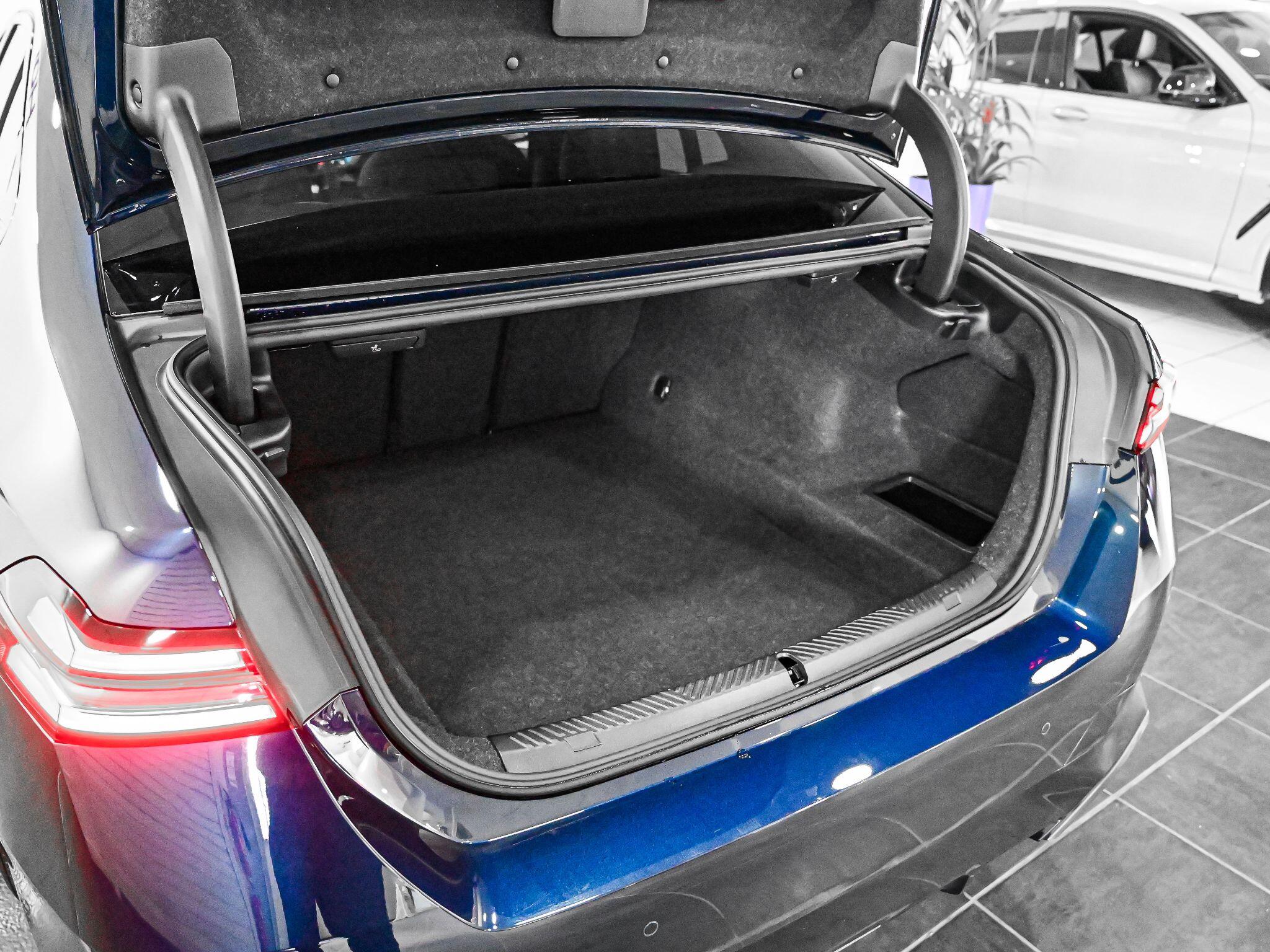 BMW 5 Series view 36