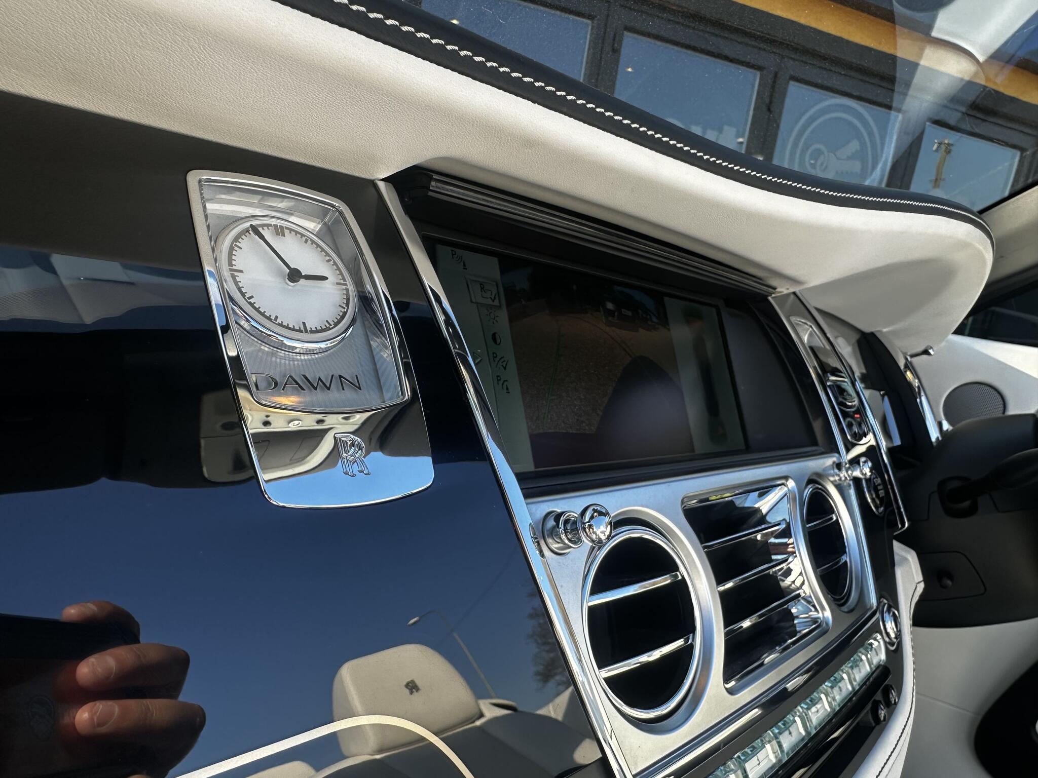 Rolls-Royce Dawn view 23