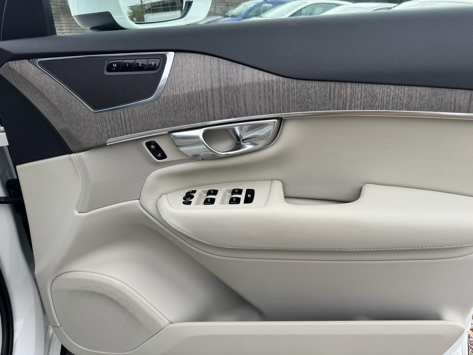 Volvo XC90 view 29