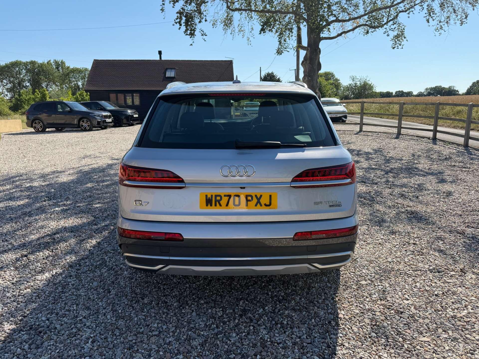 Audi Q7 view 7