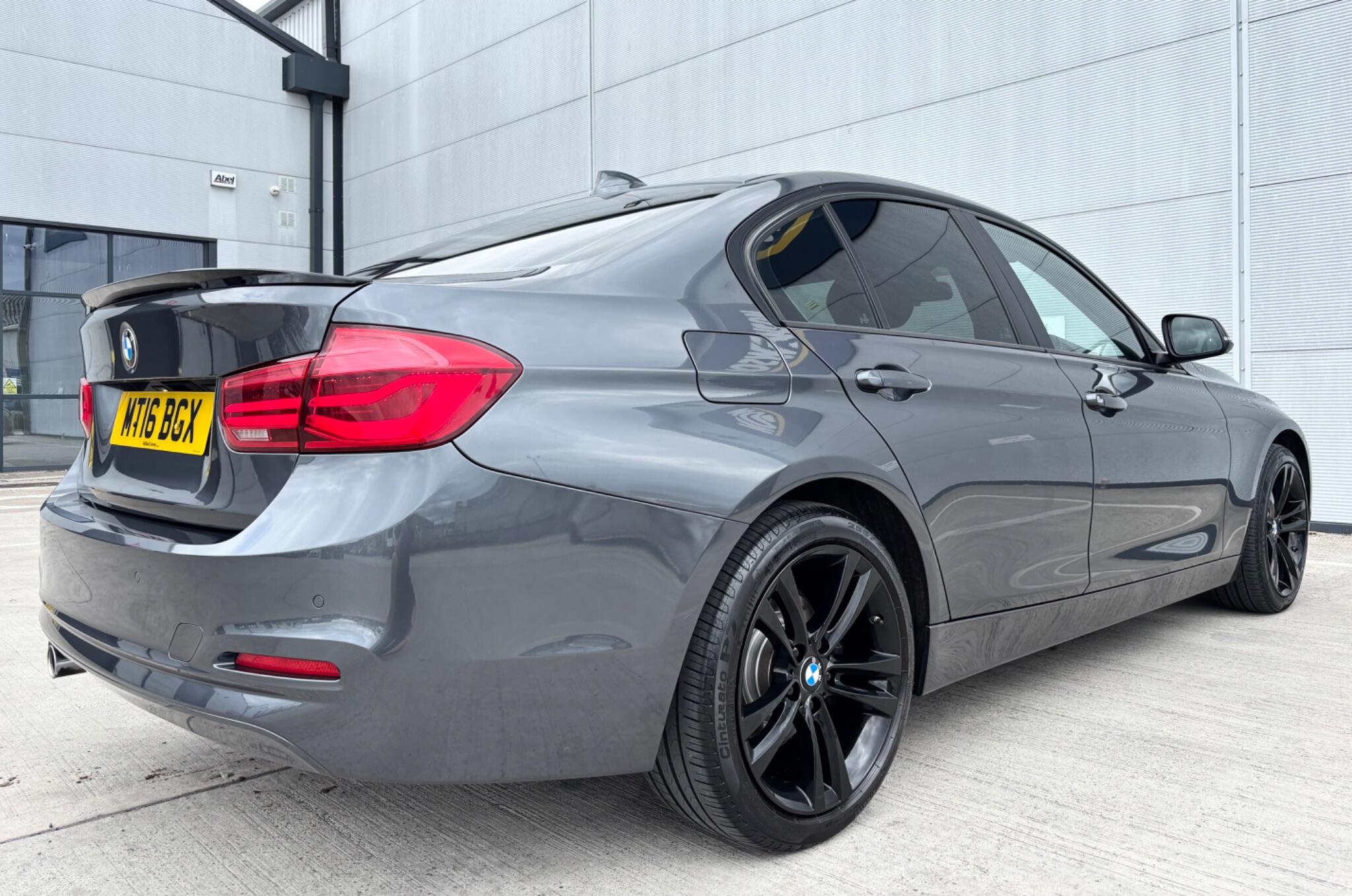 BMW 3 Series view 9
