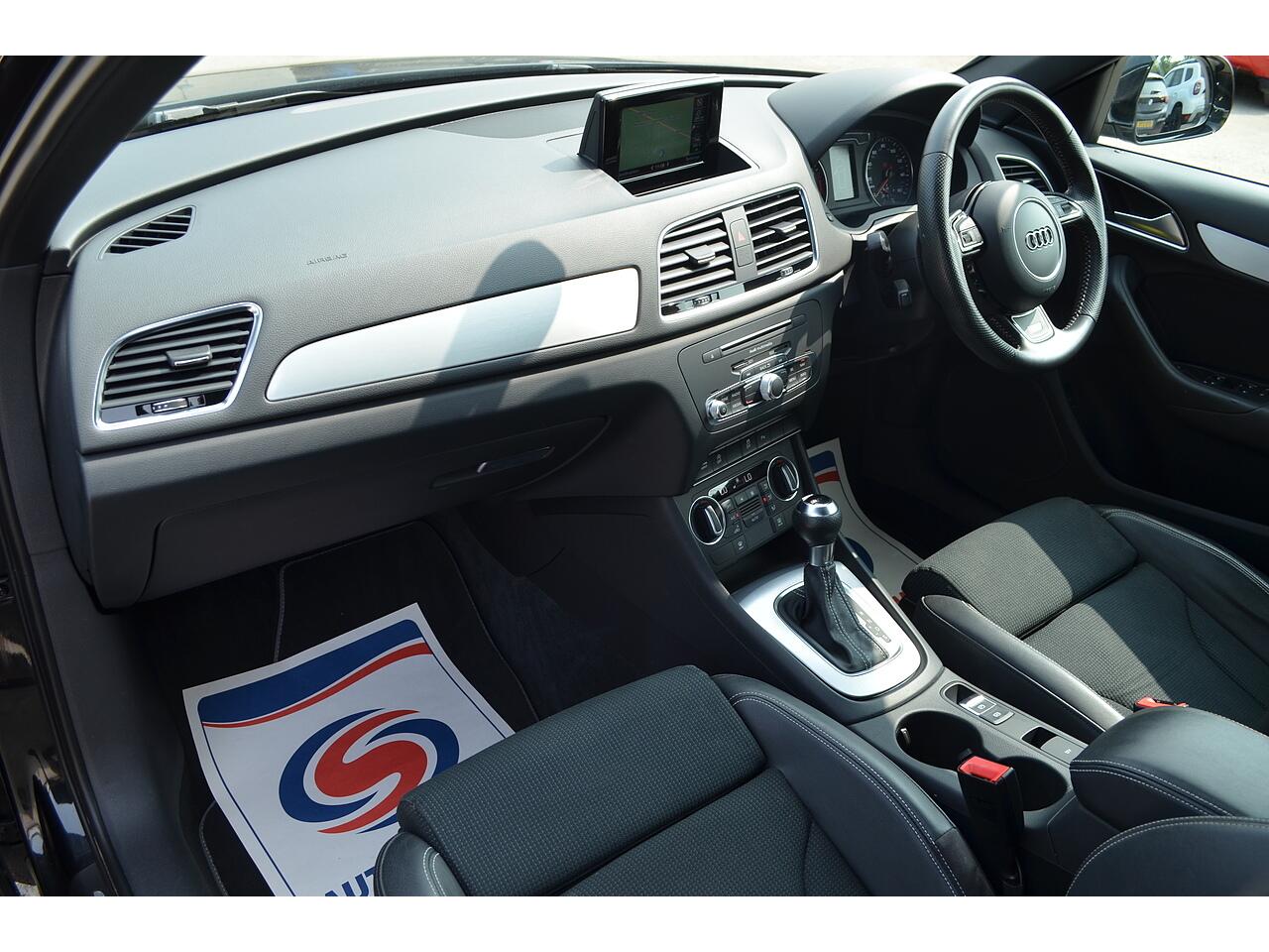 Audi Q3 view 14