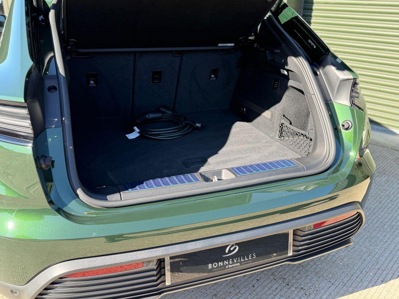 Porsche Macan view 22