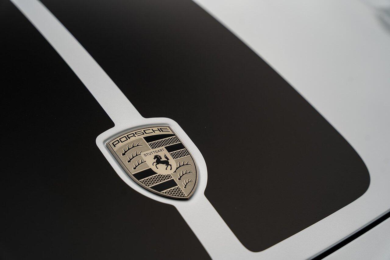 Porsche 911 view 33
