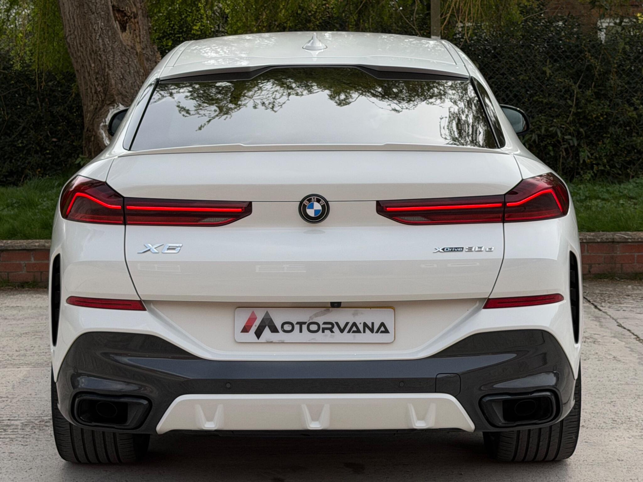 BMW X6 view 11