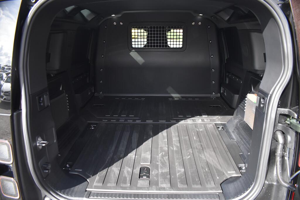 Land Rover Defender 110 view 50