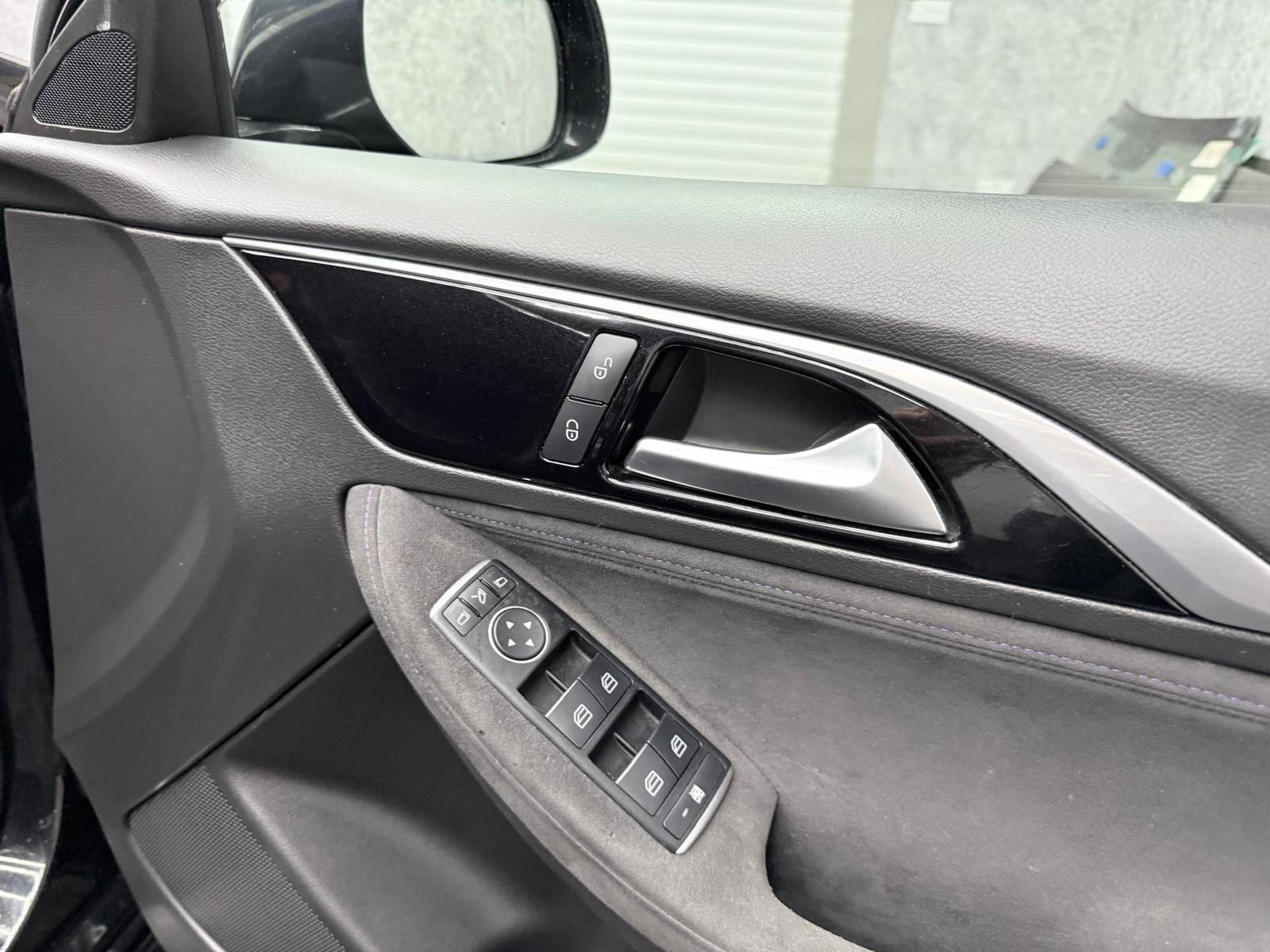Infiniti Q30 view 17