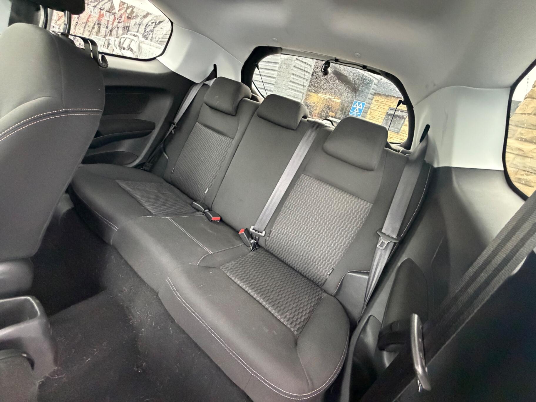 Peugeot 208 view 12