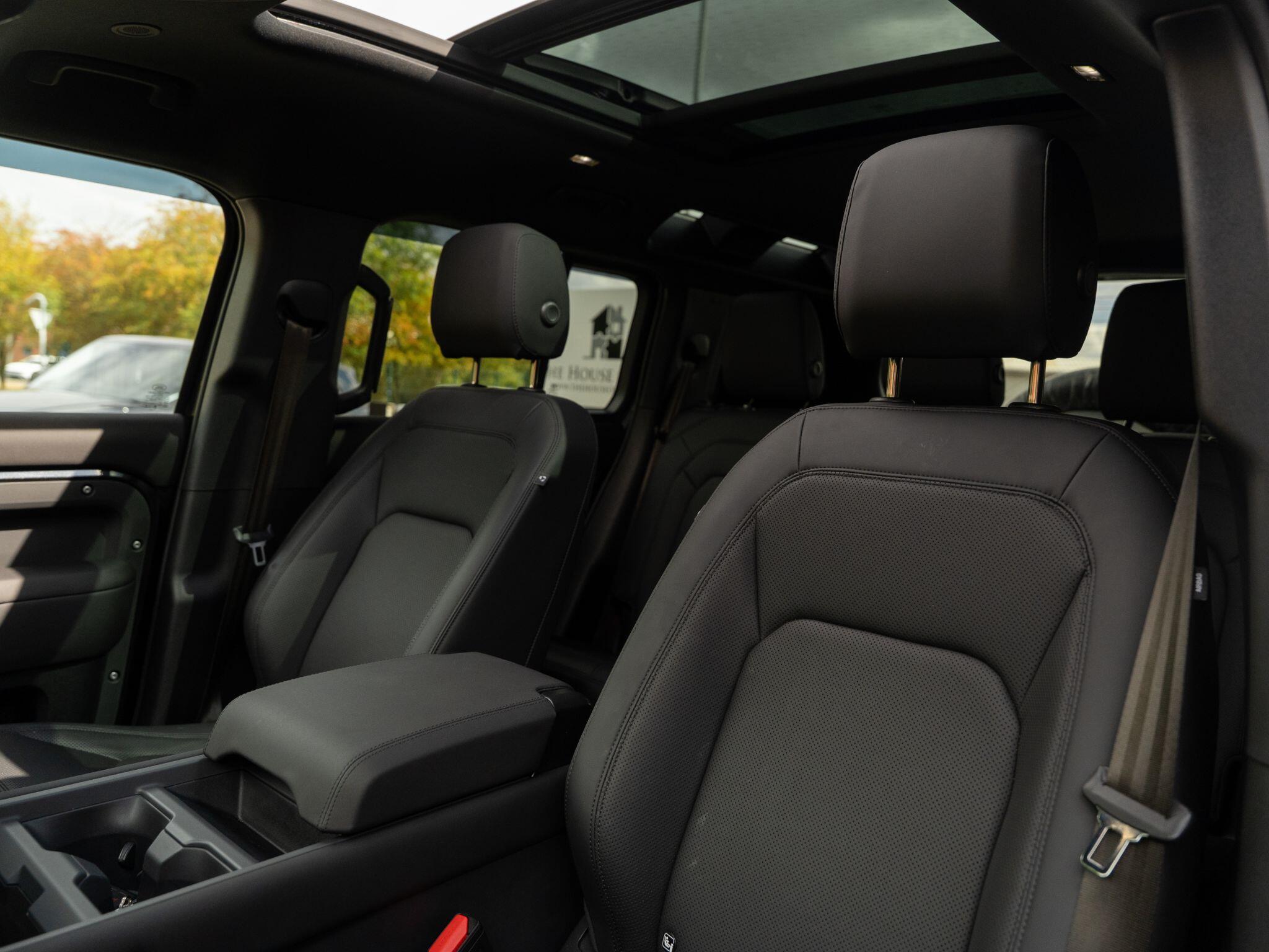 Land Rover Defender 110 view 45