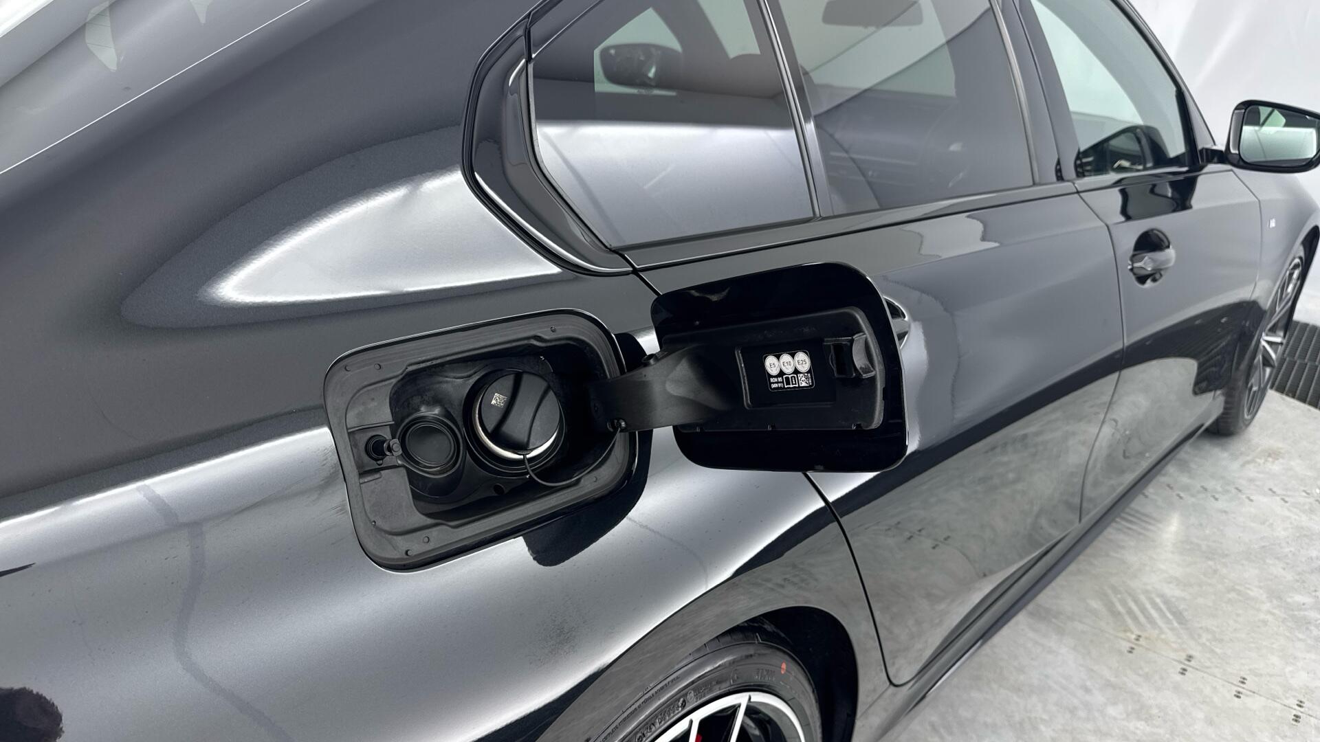 BMW 3 Series view 18
