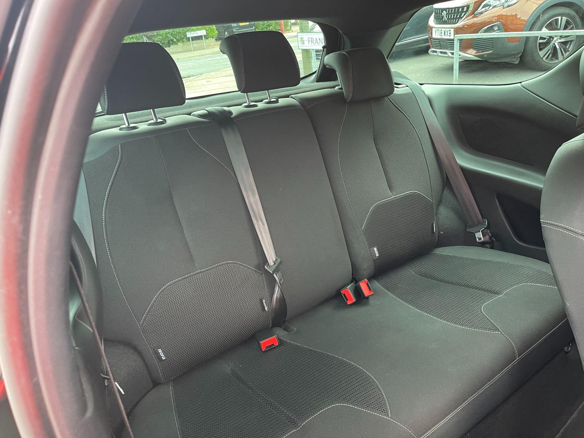 DS Automobiles DS 3 view 28