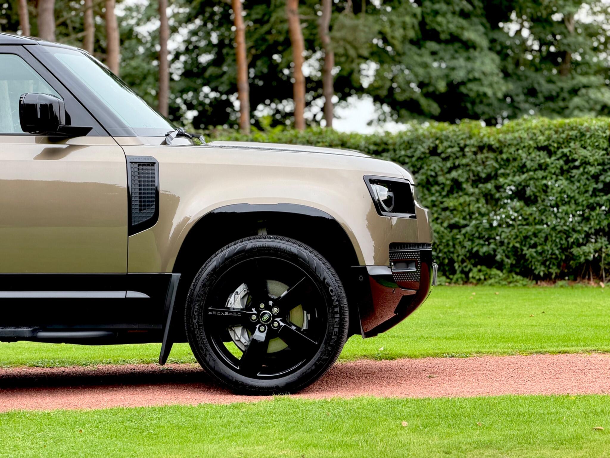 Land Rover Defender view 25