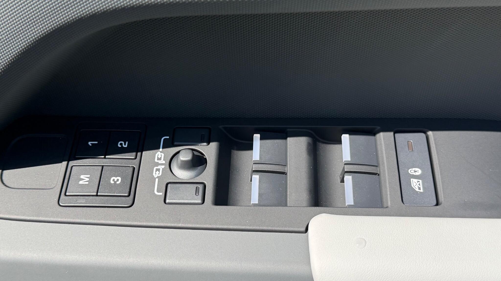 Land Rover Defender view 18