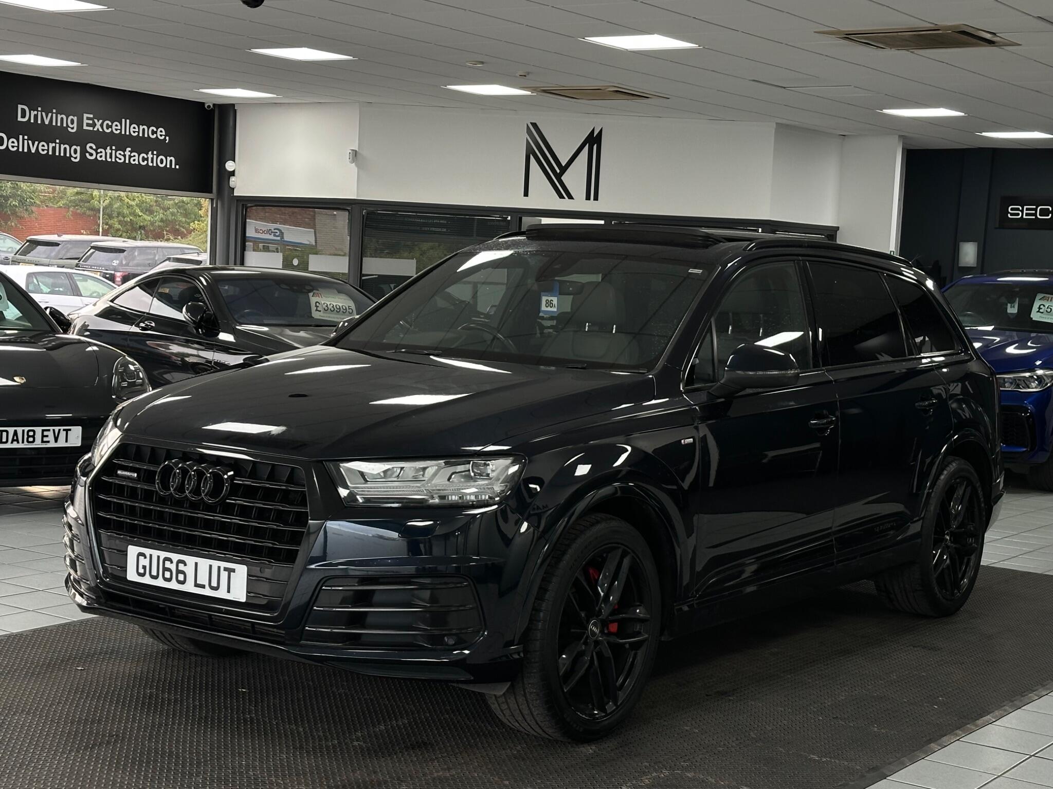Audi Q7 view 8