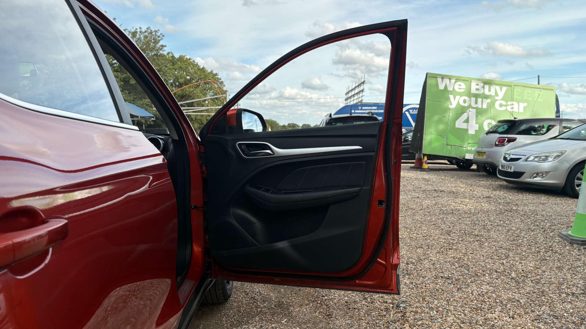 MG ZS view 43