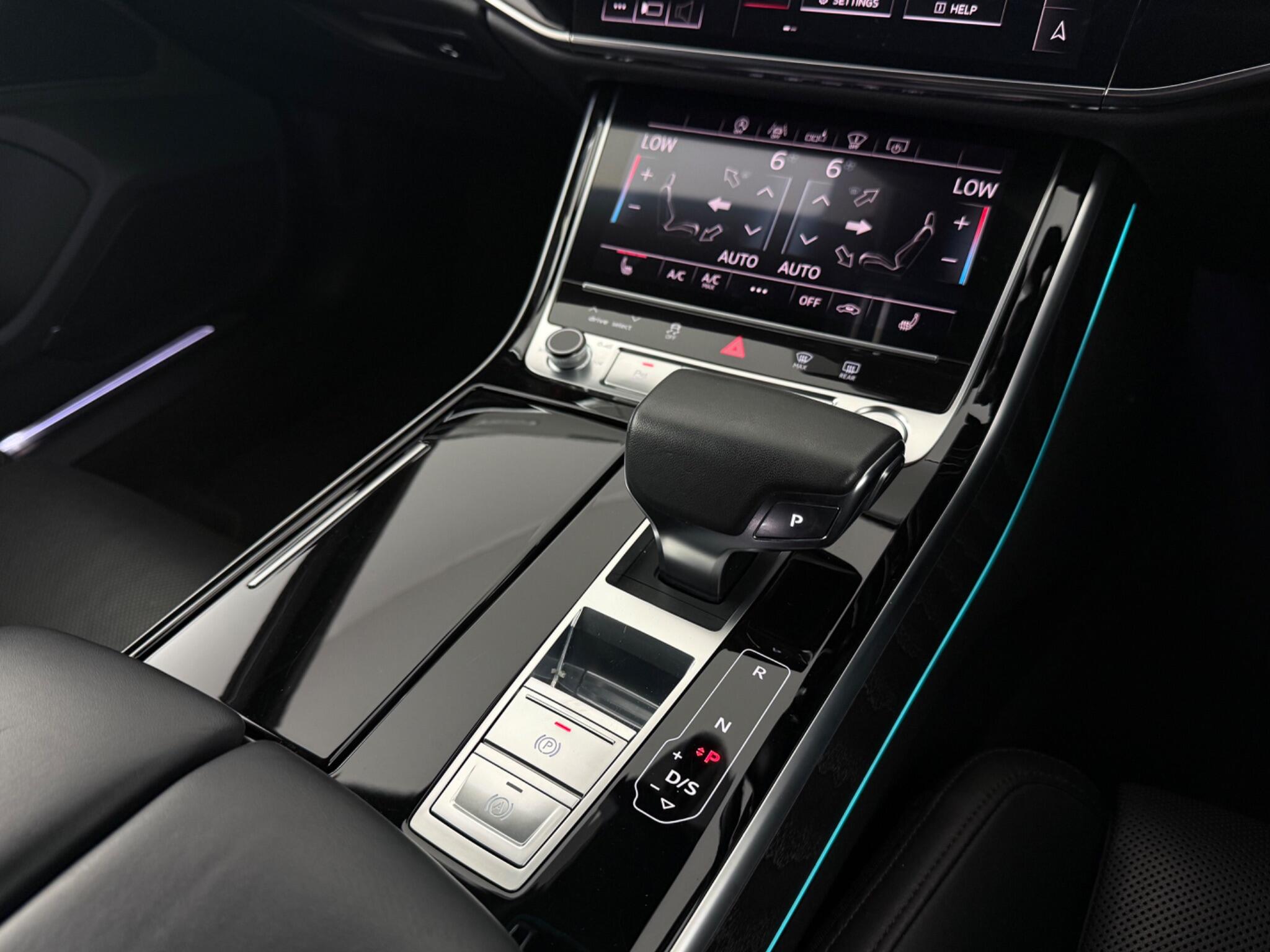 Audi A8 view 27