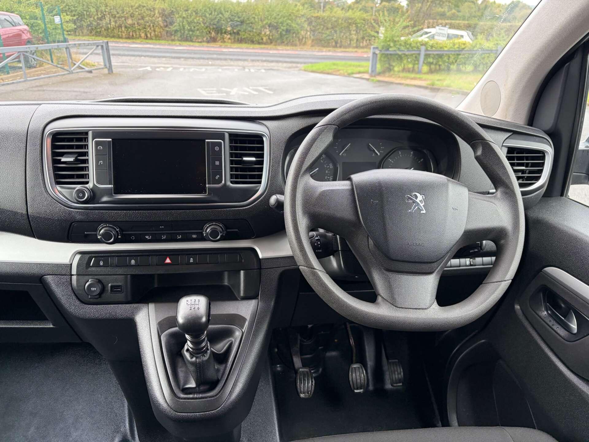 Peugeot Traveller view 2