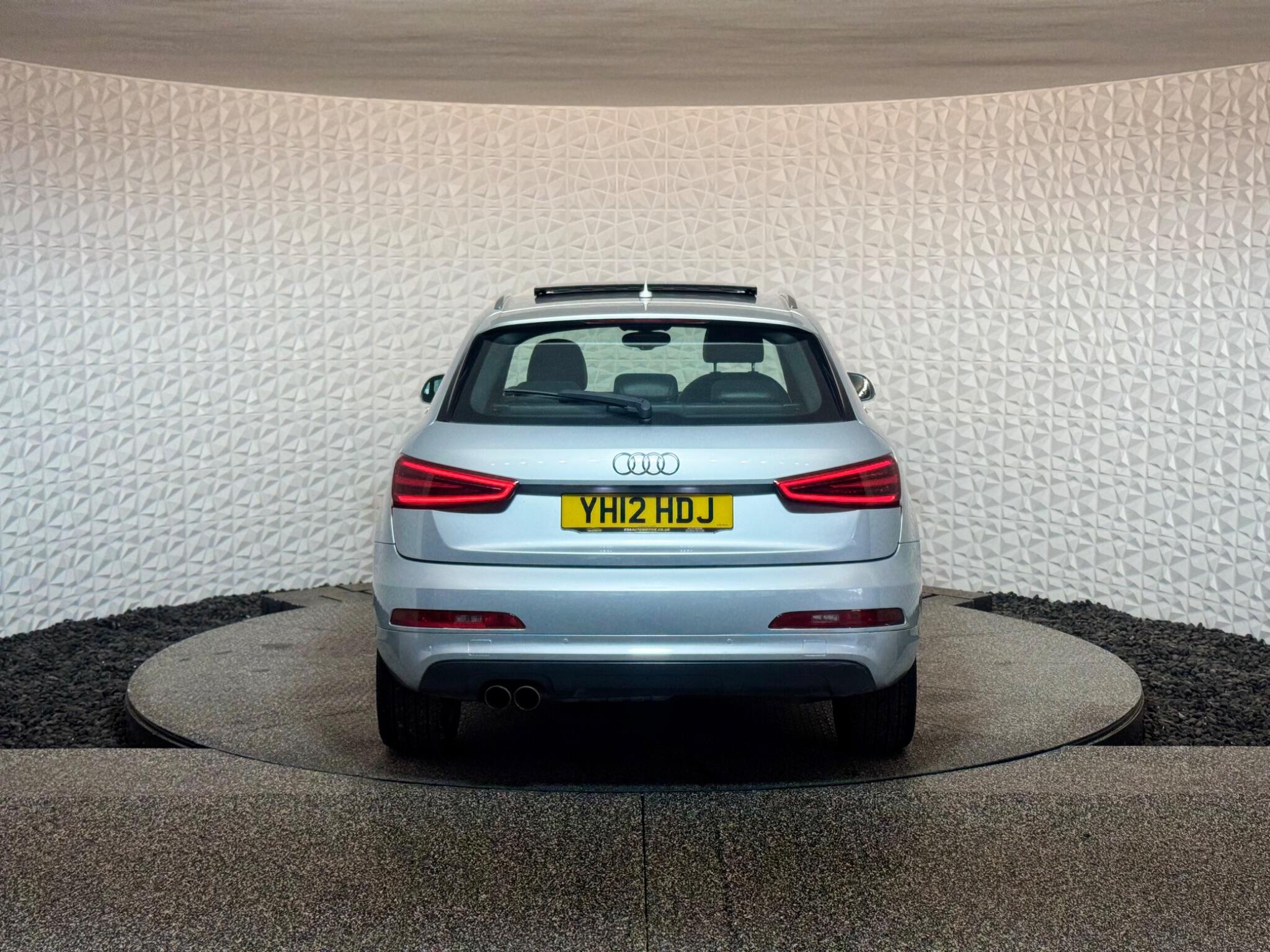 Audi Q3 view 14
