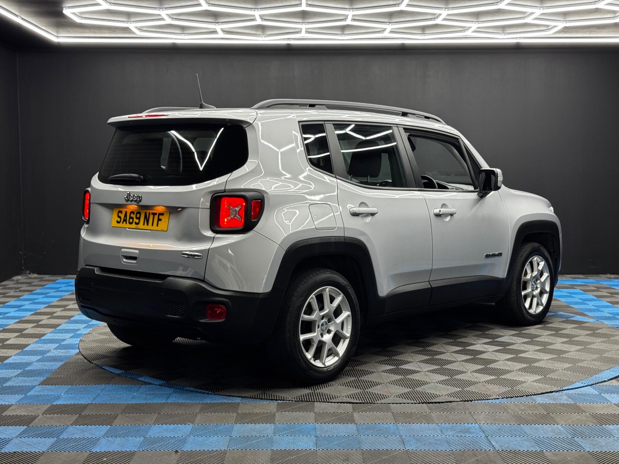 Jeep Renegade view 5