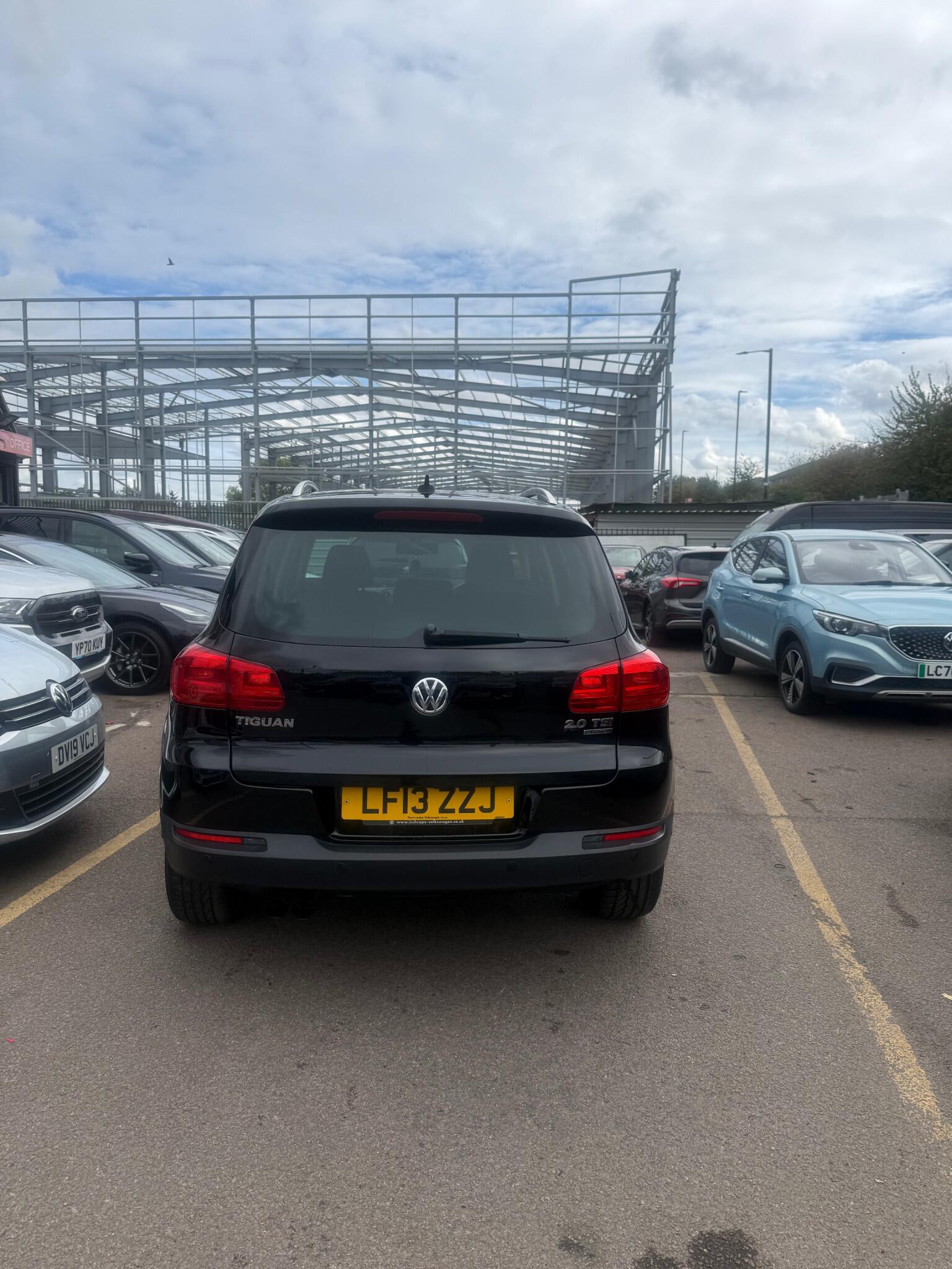 Volkswagen Tiguan view 4