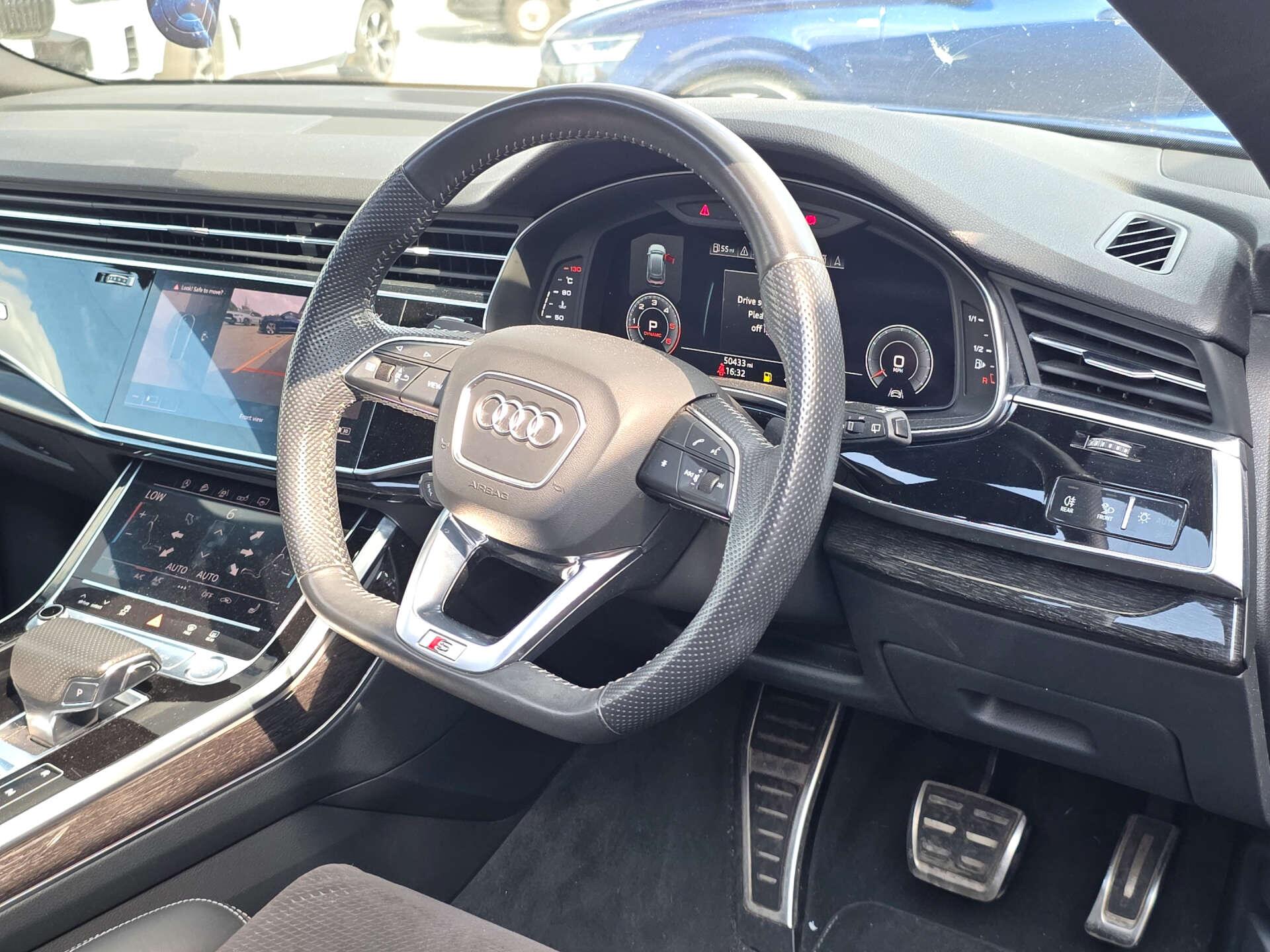 Audi Q8 view 16