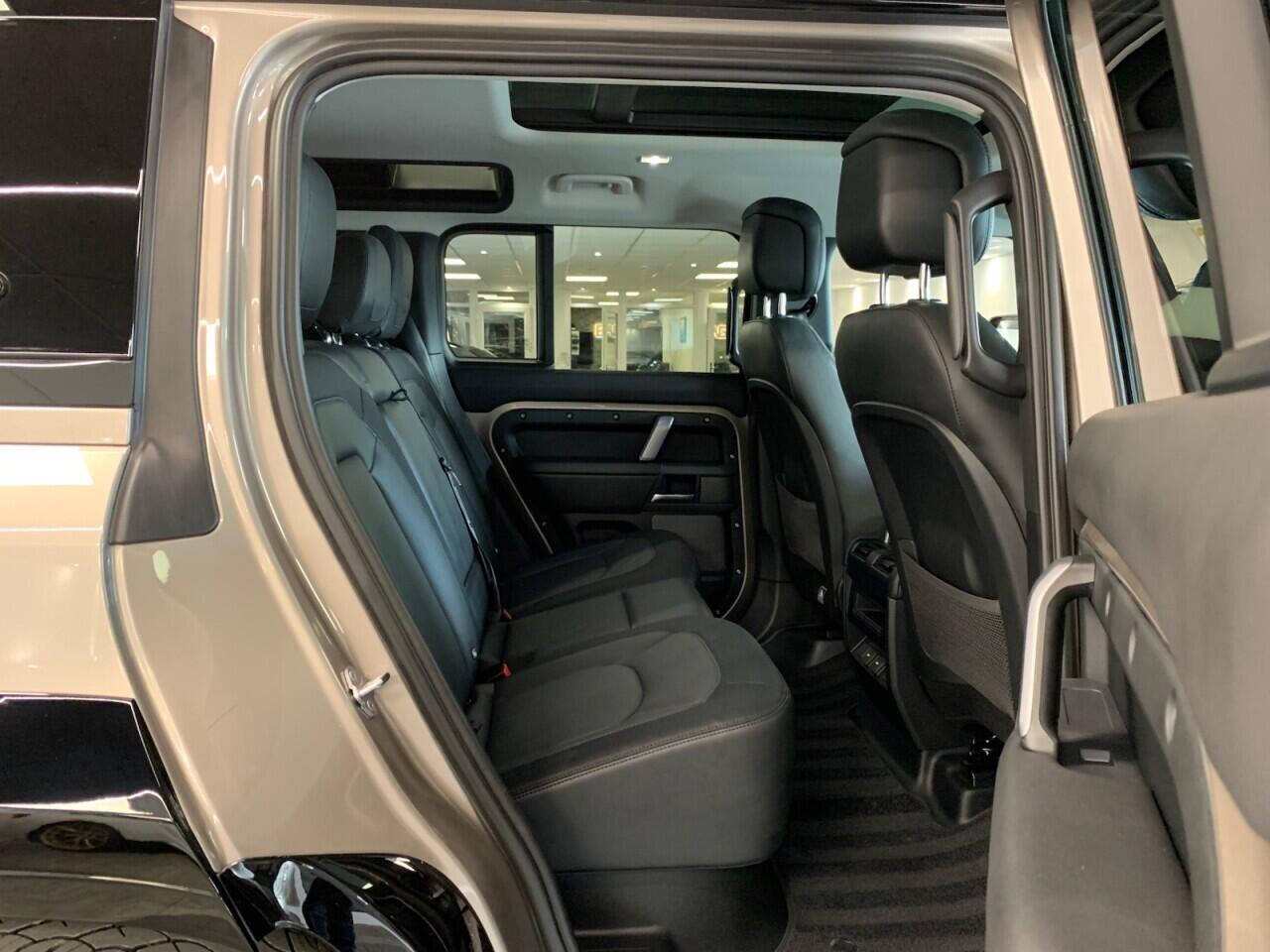 Land Rover Defender 110 view 26