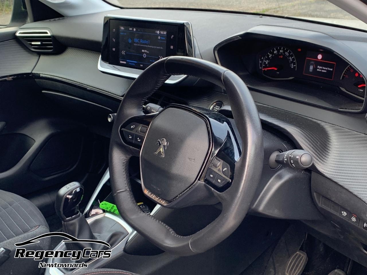 Peugeot 208 view 4