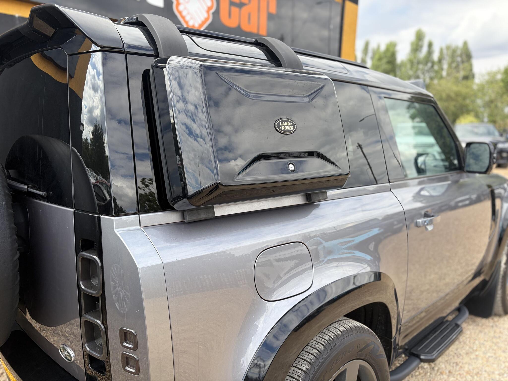 Land Rover Defender 90 view 10