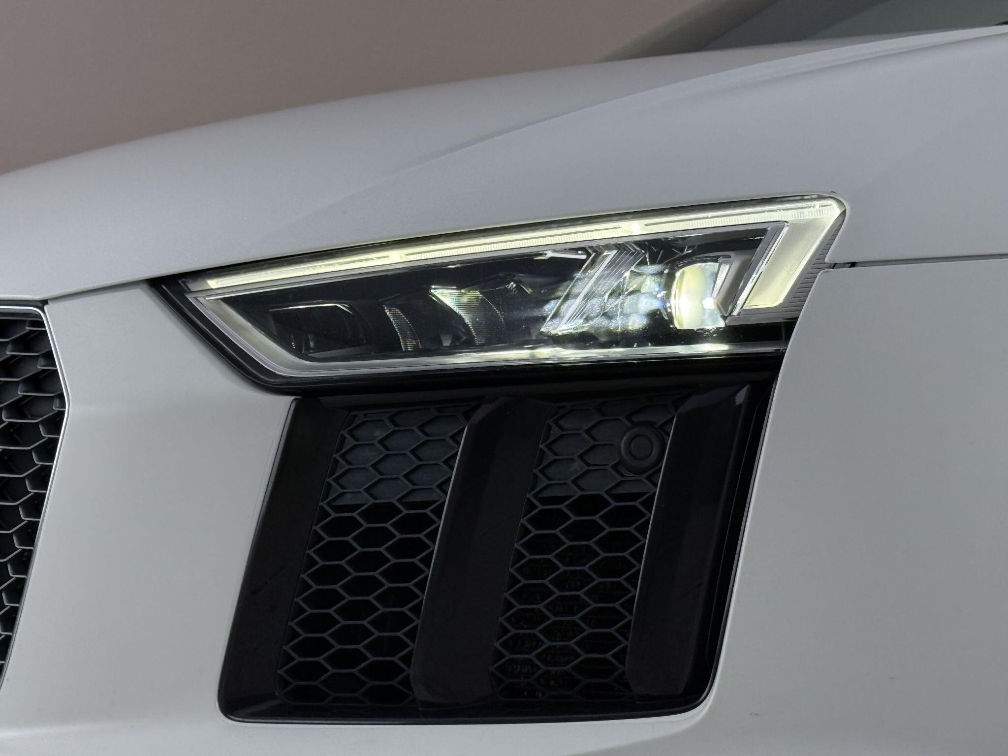 Audi R8 view 12