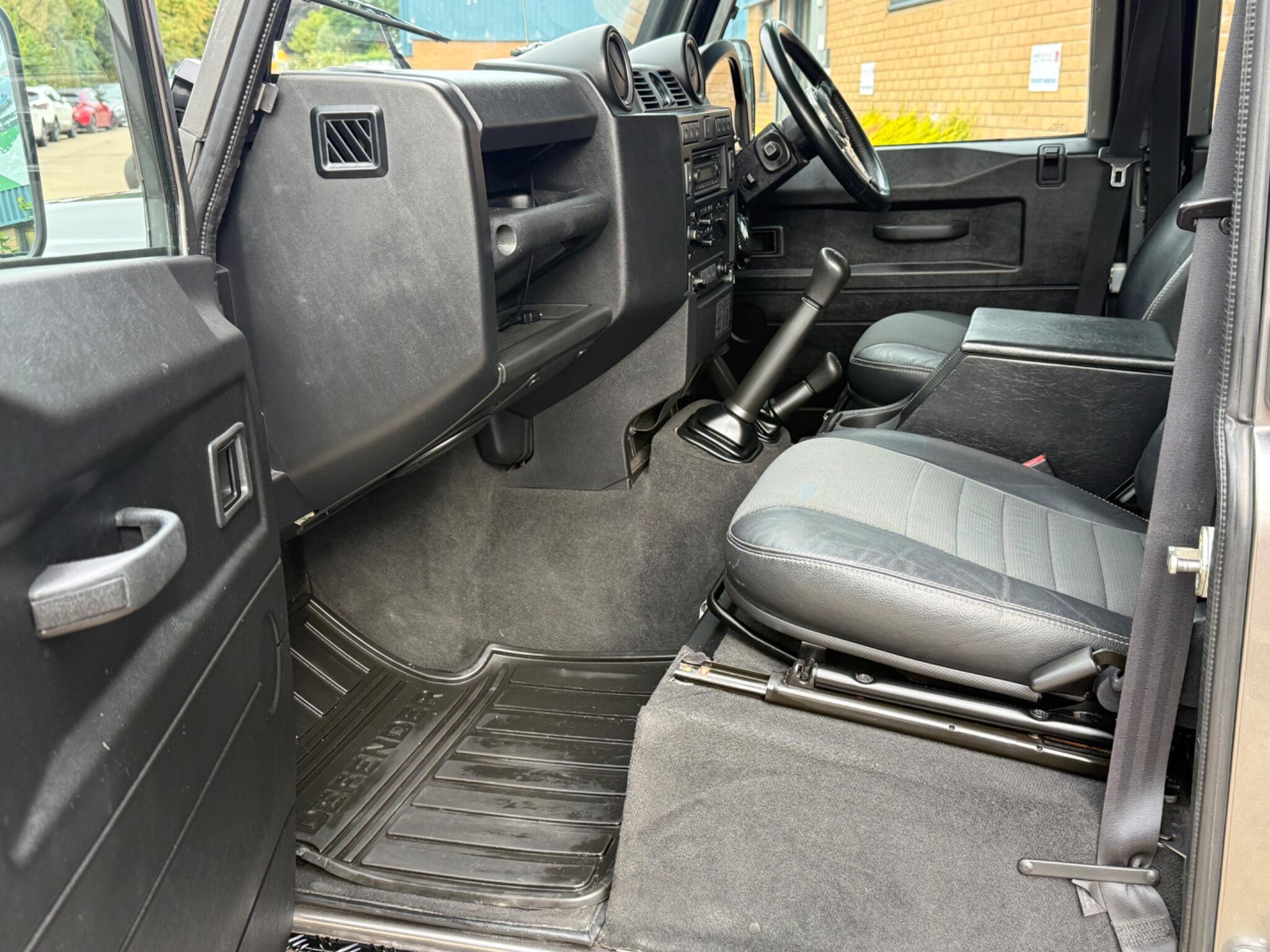 Land Rover Defender view 35