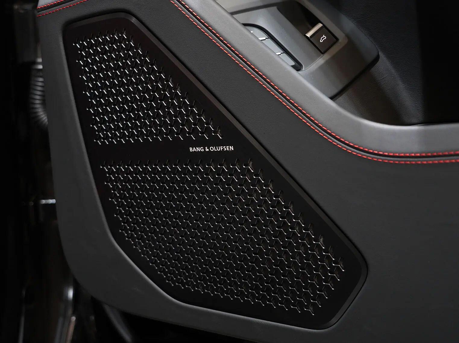 Lamborghini Urus view 4