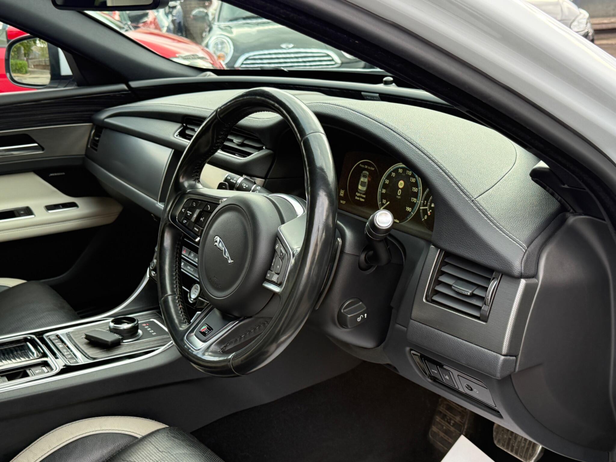 Jaguar XF - Image 31